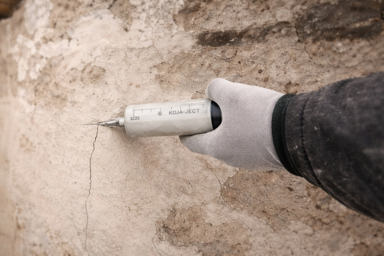 Ledan TB1 - injektážní malta pro zpevnění omítek, štuku a sgrafit