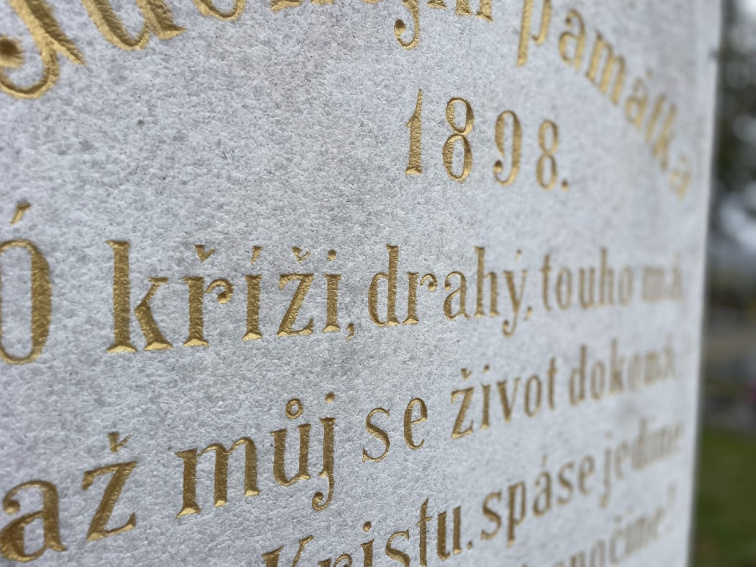 Zlatá barva na písmo v kameni