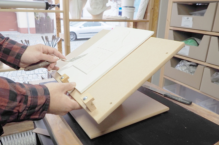 Stojan pro práci s reliéfem