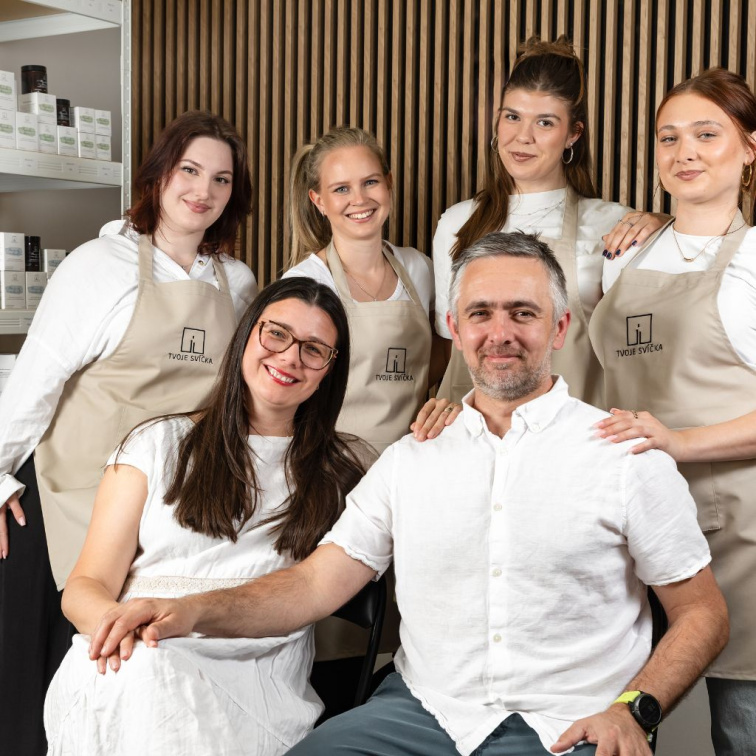 Vonná svíčka MACOCHA - pomeranč a zázvor - černá s víčkem velká