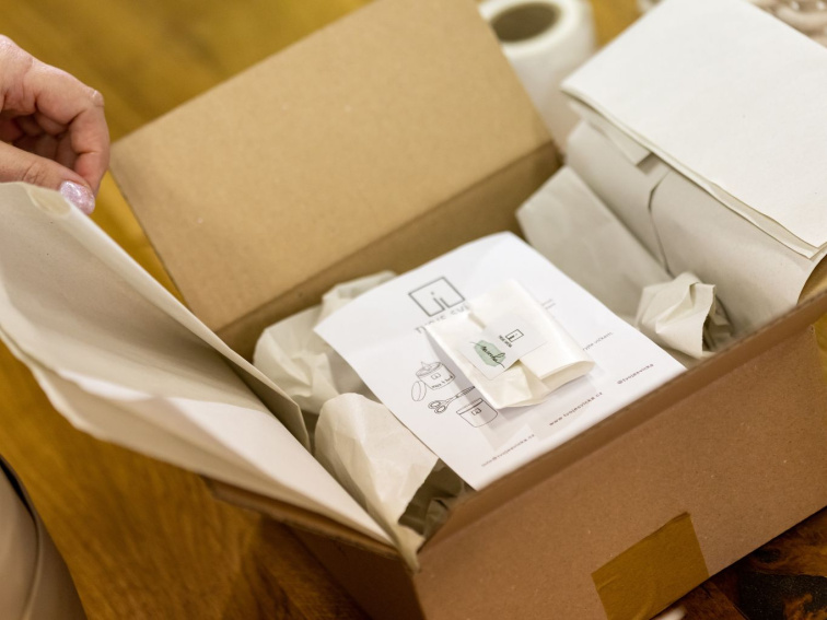 Vonná svíčka MACOCHA - pomeranč a zázvor - černá s víčkem velká