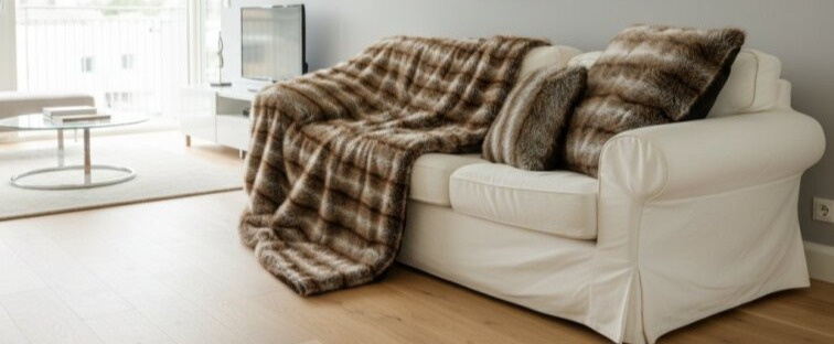 Polštář Hunter Brown, umělá kožešina, 50x90 cm