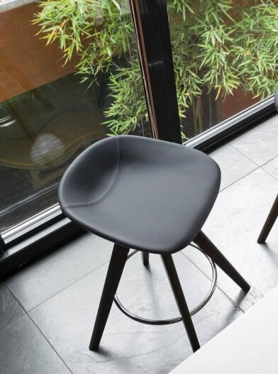 Barová židle Palm Wood, dřevo, umělá kůže, v.67 cm, CS1811-SK