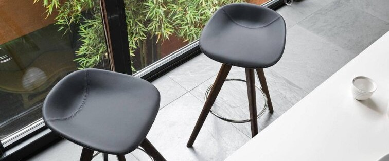 Barová židle Palm Wood, dřevo, variabilní potah, v.67 cm, CS1811-MTO