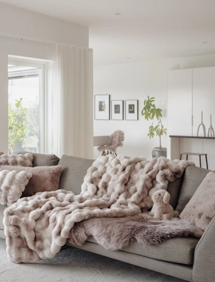 Polštář Misty Sand, umělá kožešina, 60x40 cm