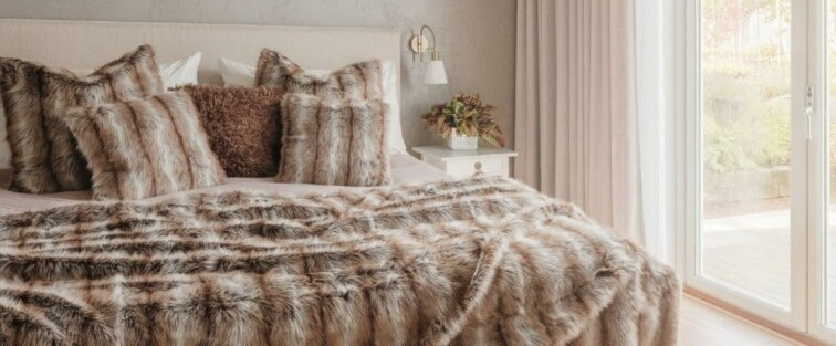 Polštář Hunter Brown, umělá kožešina, 50x90 cm