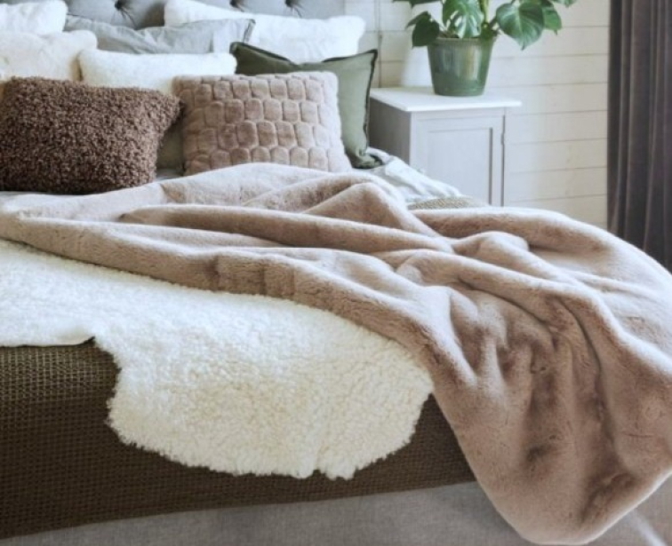 Kudrnatá australská kožešina Curly White, bílá, 95x60 cm