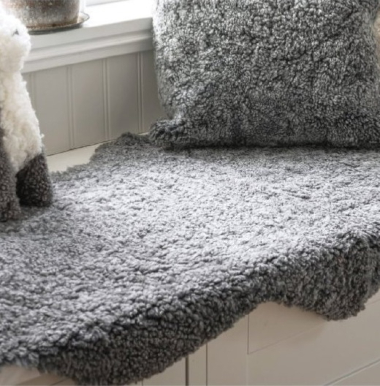 Kudrnatá australská kožešina Curly Charcoal, stříbřitě šedá, 135x60 cm