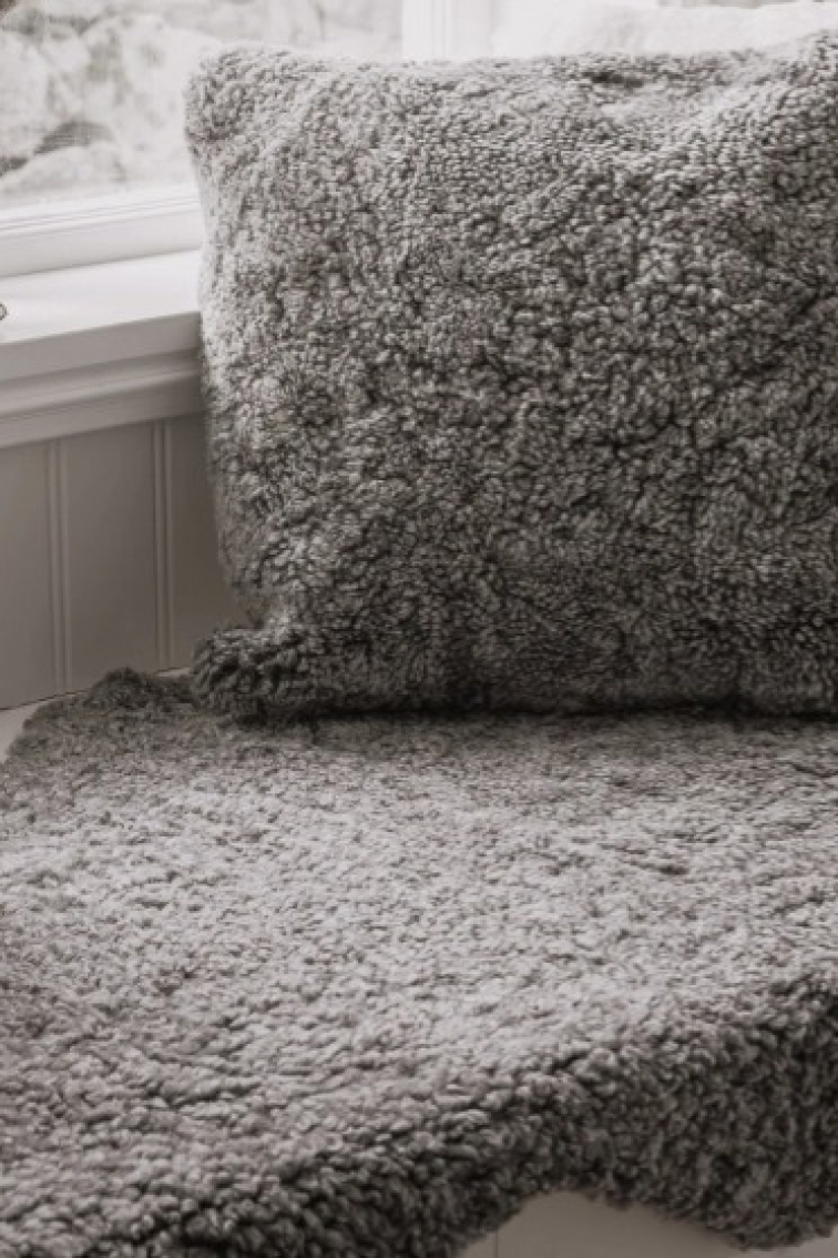 Polštář australská kožešina Curly, přírodní šedá, 45x45 cm