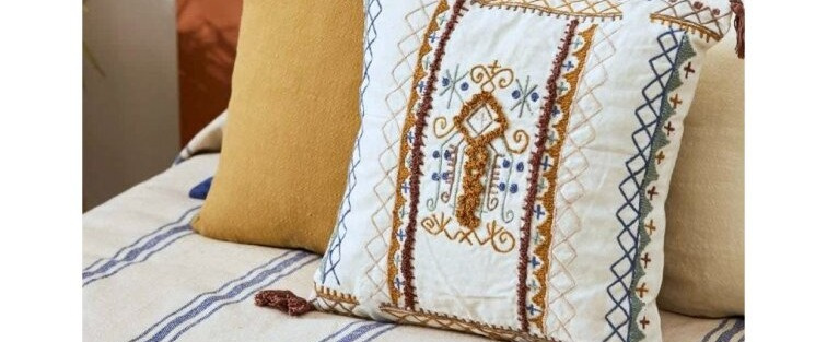 Vyšívaný povlak na polštář Traste, 45x45 cm