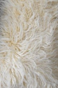 Povlak na polštář Mongolian Ecru, slonová kost, umělá kožešina, 60x30 cm