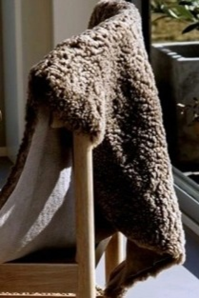 Kudrnatá australská kožešina Curly, hnědá, 95x60 cm