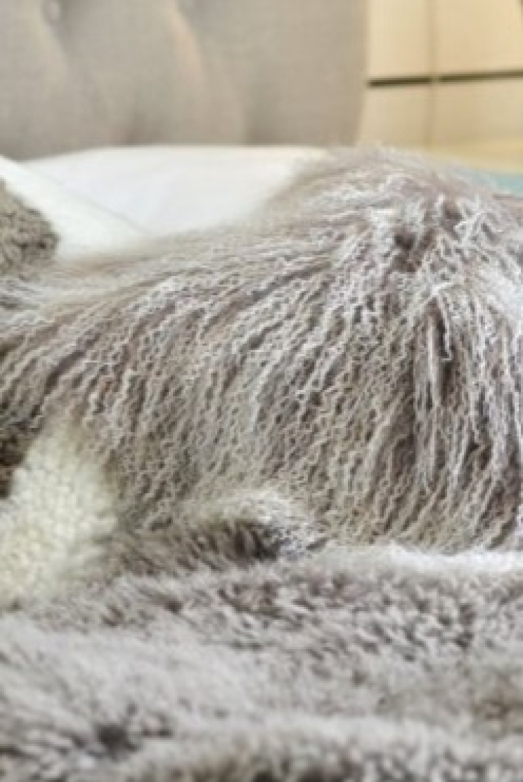 Polštář Snowtop, tibetská kožešina, světle šedá, 60x40 cm