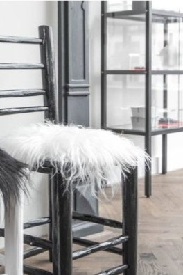 Kožešina na židli Molly, bílá, patchwork, 37x37 cm