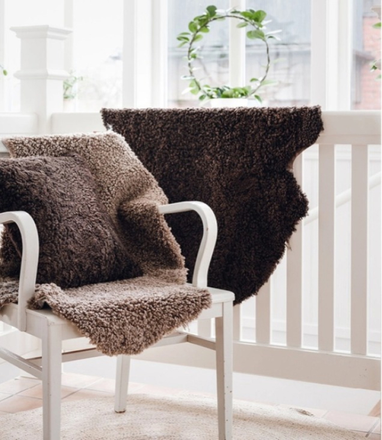 Kudrnatá australská kožešina Curly, hnědá, 95x60 cm