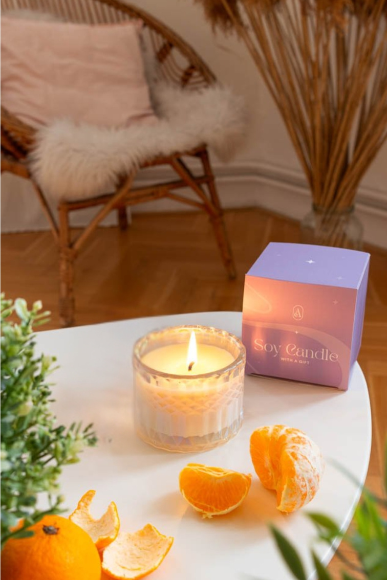 Sójová svíčka s titanovým piercingem do pupíku