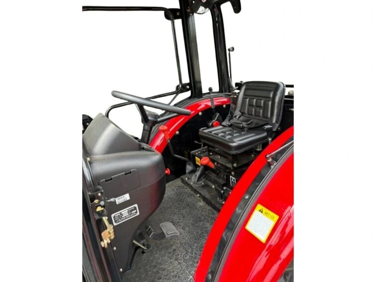 Malotraktor YTO ESK304 s kabinou a čelním nakladačem