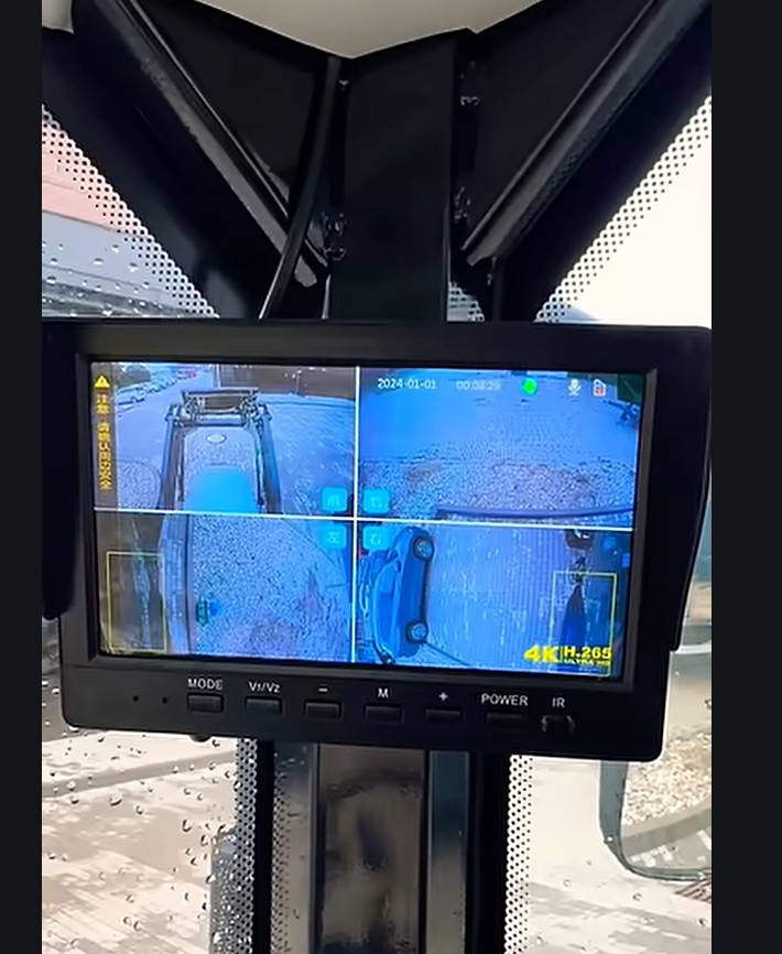 Malotraktor Tauros s kabinou a čelním nakladačem TE254C