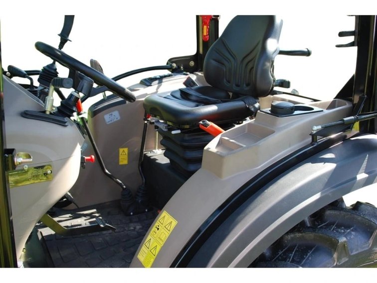 Malotraktor Tauros s kabinou a čelním nakladačem TE254C