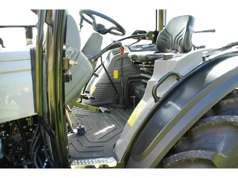 Malotraktor Tauros TB754c s kabinou a čelním nakladačem