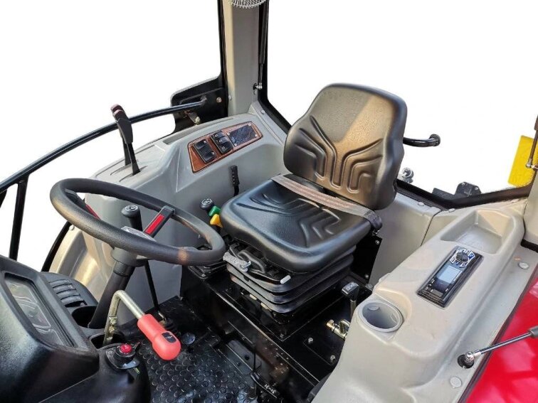 Traktor YTO NMF704c s čelním nakladačem a kabinou