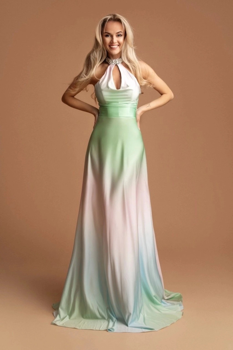 Farebné šaty sú nezabudnuteľné šaty