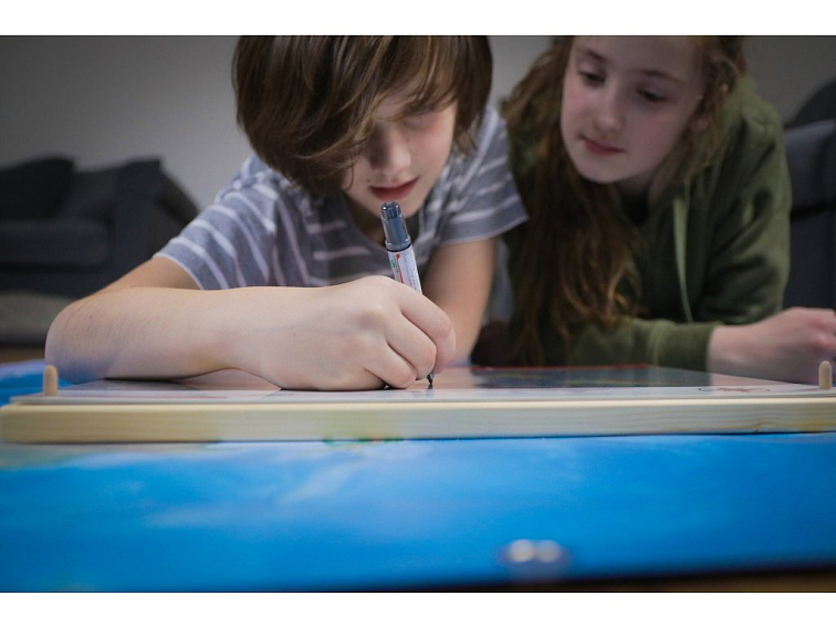 Průhledný atlas světa