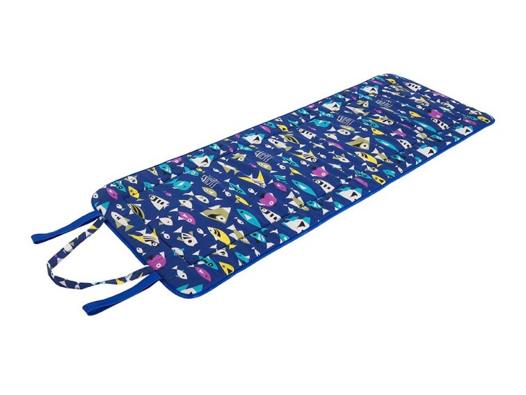 Plážové lehátko v ruličce - modré s černobílými rybkami