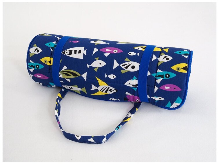 Plážové lehátko v ruličce - modré s černobílými rybkami