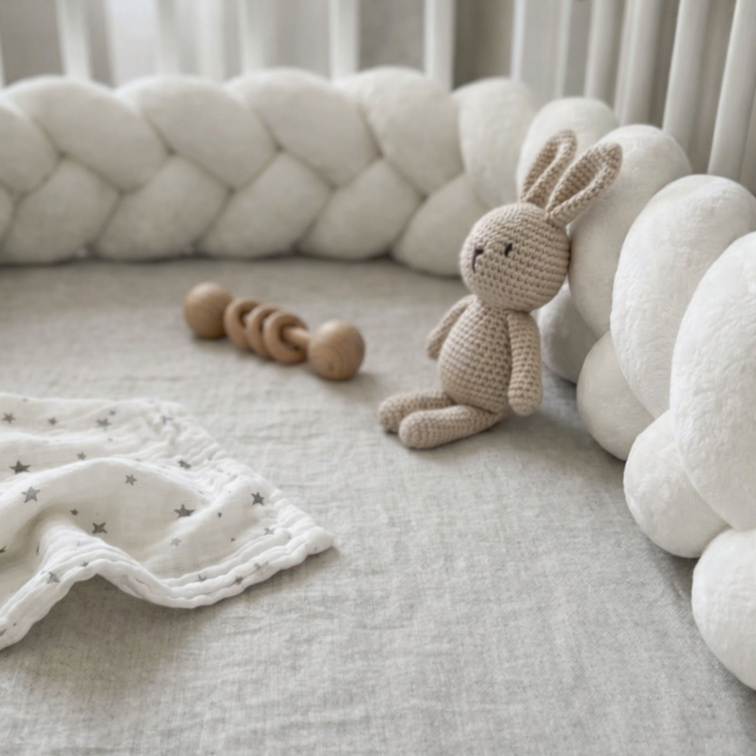 OCHRANNÝ MANTINEL DO DĚTSKÉ POSTÝLKY – VELUROVÝ COP – KRÉMOVÝ 280 cm