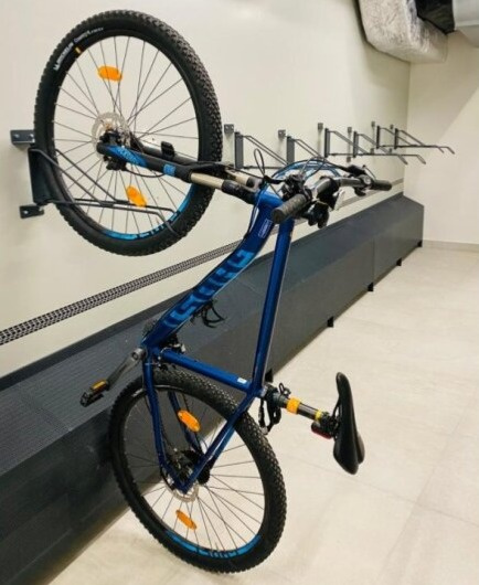 Otočný nástěnný stojan pro jedno kolo (KS-751)