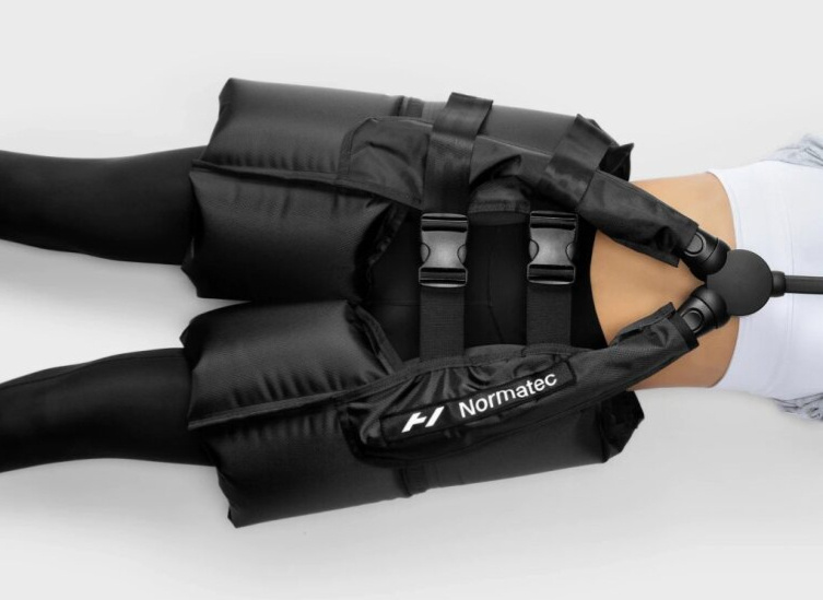 Kompresní lymfodrenážní přístroj Normatec 3 Set na boky a nohy