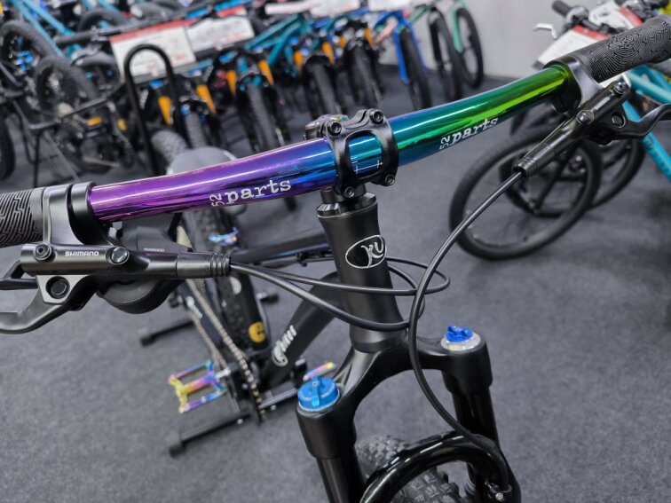 KUbikes 24S Trail AIR - Black - laser Rainbow, 9,7kg, lehké dětské kolo