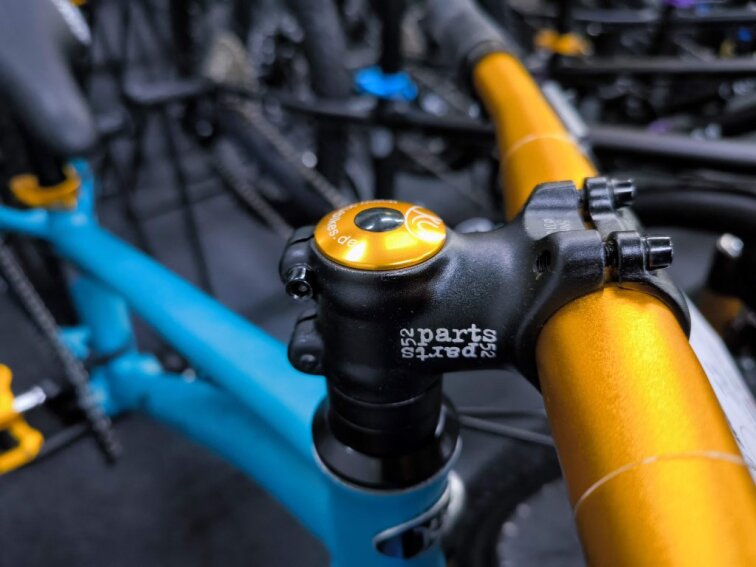 KUbikes 24S Trail AIR - Tyrkys - laser gold, 9,7kg, lehké dětské kolo