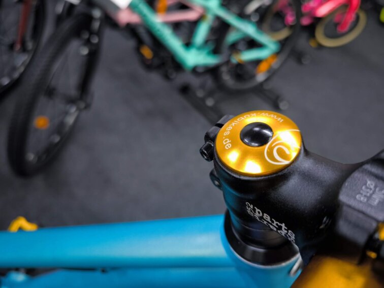 KUbikes 20S MTB Disc Tyrkys - laser Gold, 8,8kg, lehké dětské kolo