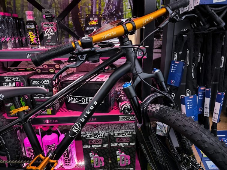 KUbikes 24S Trail AIR - Black - laser Gold, 9,7kg, lehké dětské kolo