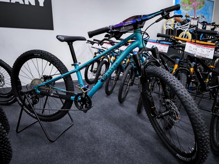 KUbikes 24S Trail AIR - Tyrkys - laser Rainbow, 9,7kg, lehké dětské kolo