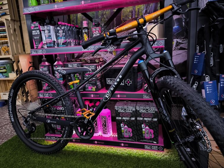 KUbikes 24S Trail AIR - Black - laser Gold, 9,7kg, lehké dětské kolo