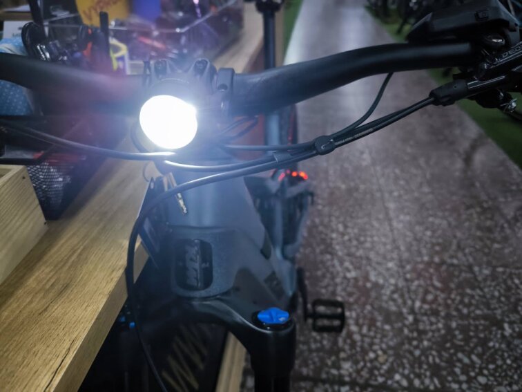 MACINA KAPOHO 8972 L DI2 black - blue, 800Wh, 2026, celoodpružené elektrokolo