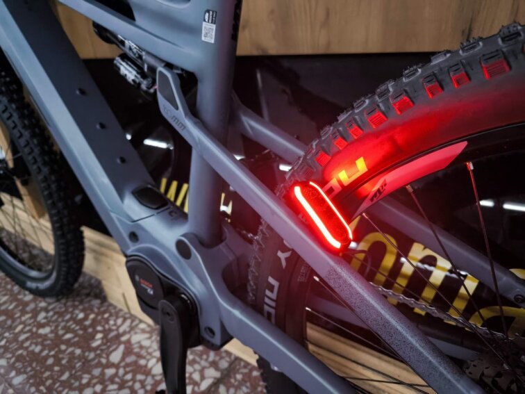 MACINA KAPOHO 8972 L DI2 black - blue, 800Wh, 2026, celoodpružené elektrokolo