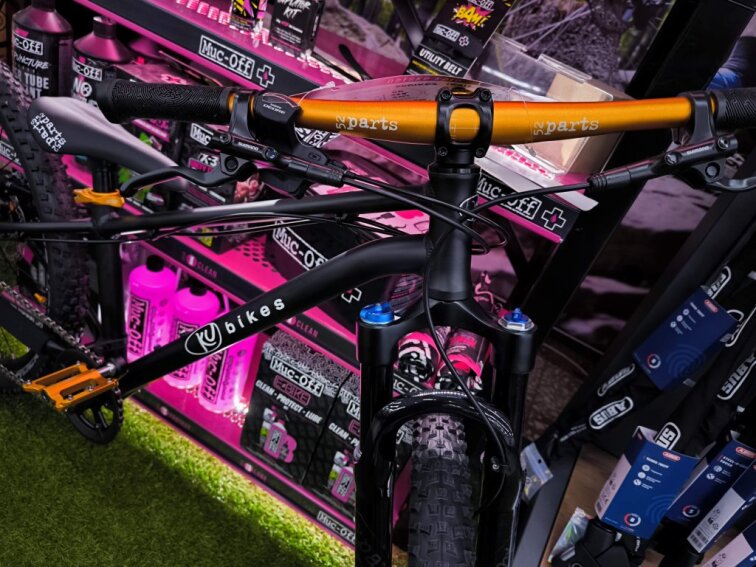 KUbikes 24S Trail AIR - Black - laser Gold, 9,7kg, lehké dětské kolo