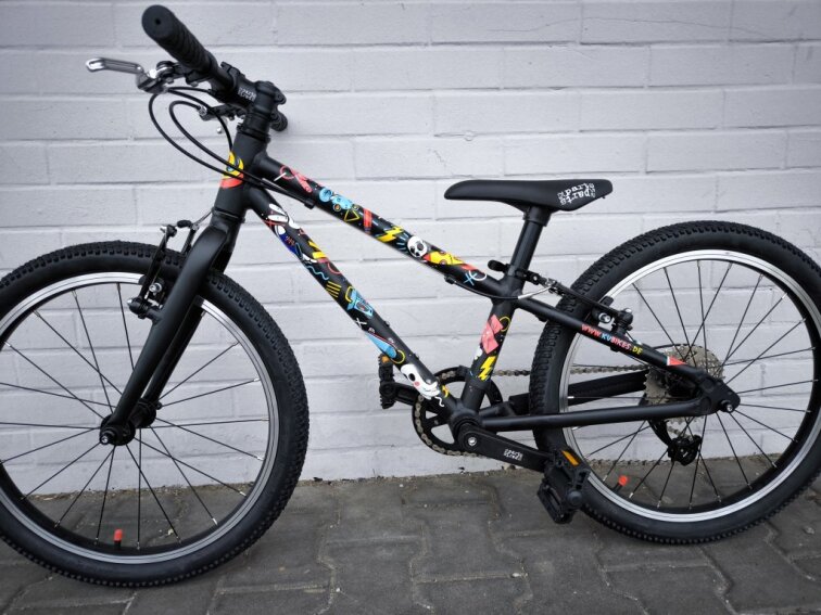 KUbikes 20S MTB Black - komiks, lehké dětské kolo 7,5kg