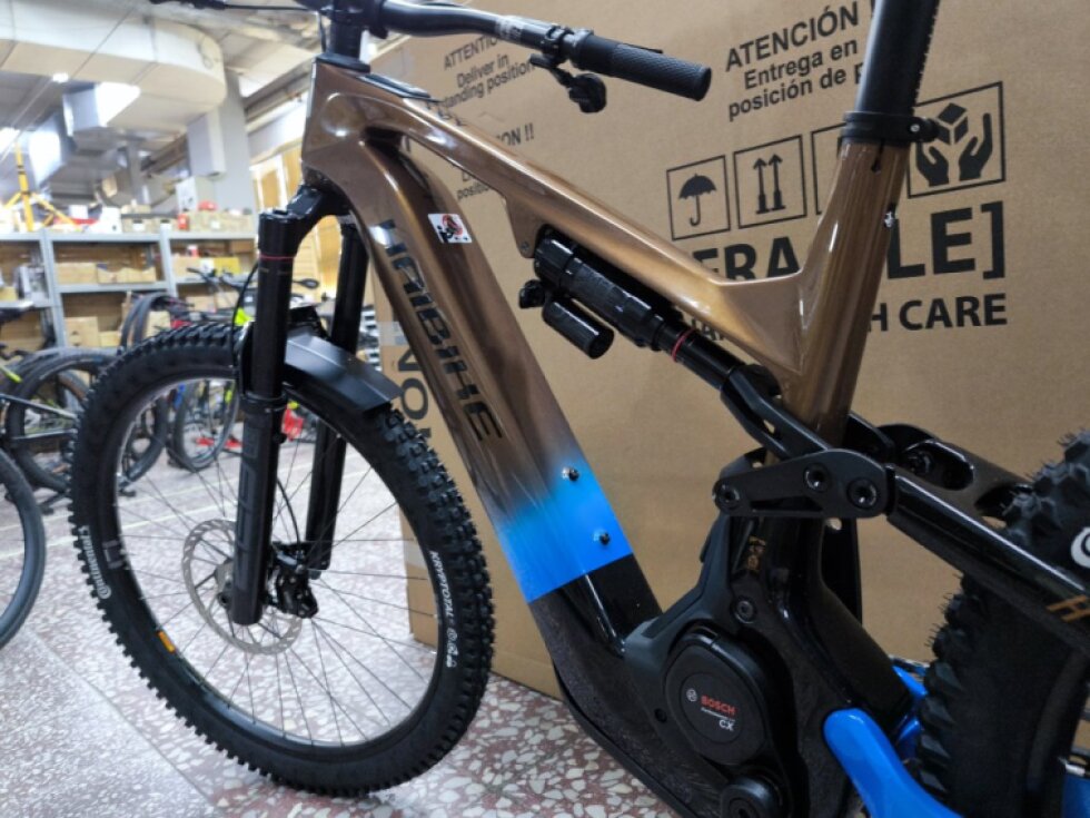 Haibike HYBE CF 9, 2025, Bosch 5. gen 800Wh baterie karbonové celoodpružené elektrokolo