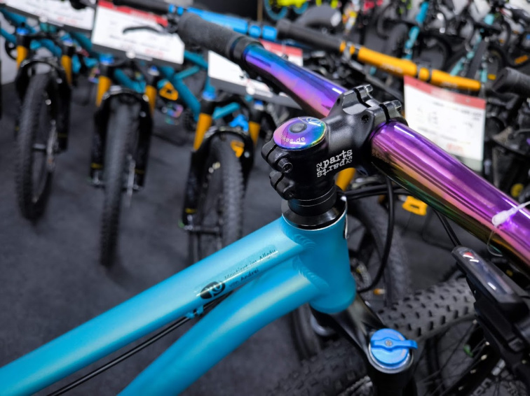 KUbikes 26 Trail AIR - Tyrkys - laser Rainbow, lehké dětské kolo