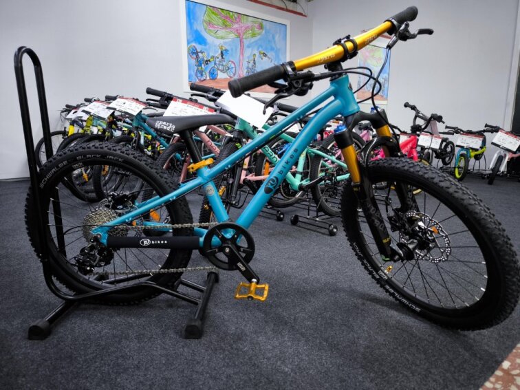 KUbikes 20S MTB Disc Tyrkys - laser Gold, 8,8kg, lehké dětské kolo