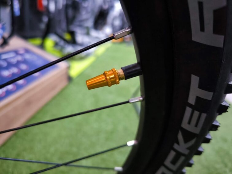 KUbikes 24S Trail AIR - Black - laser Gold, 9,7kg, lehké dětské kolo