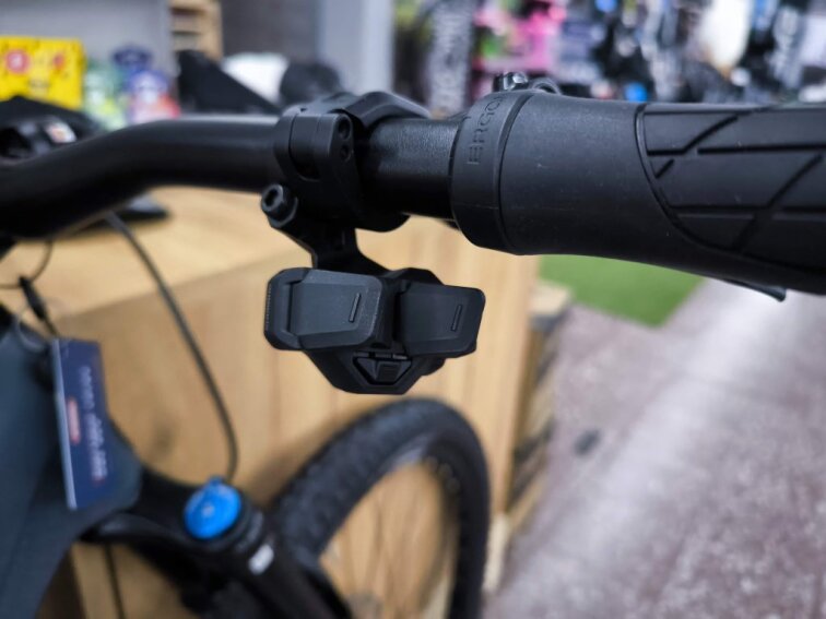 MACINA KAPOHO 8972 L DI2 black - blue, 800Wh, 2026, celoodpružené elektrokolo