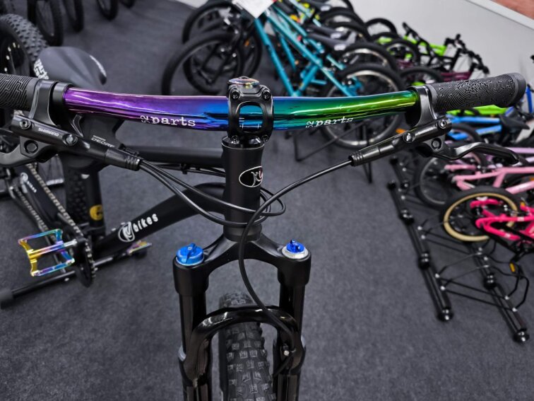 KUbikes 24S Trail AIR - Black - laser Rainbow, 9,7kg, lehké dětské kolo