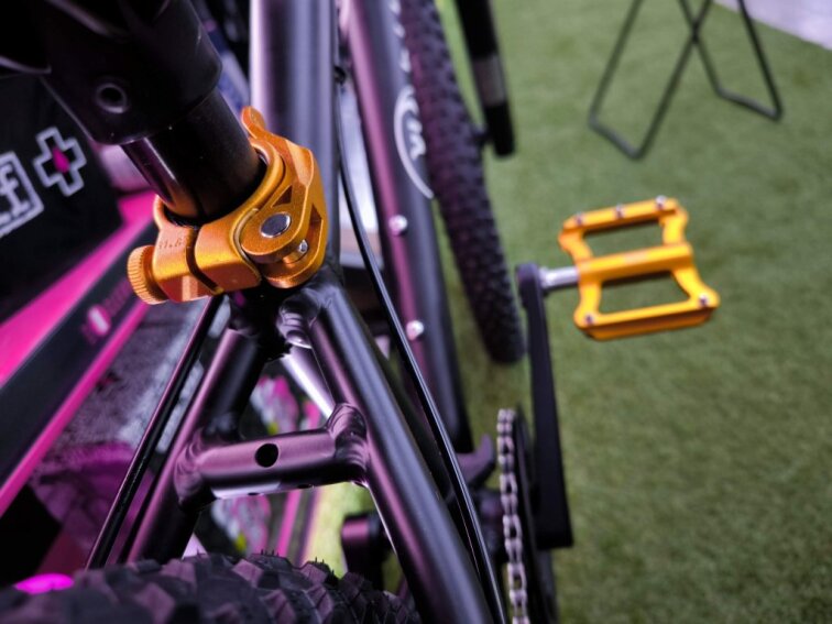 KUbikes 24S Trail AIR - Black - laser Gold, 9,7kg, lehké dětské kolo