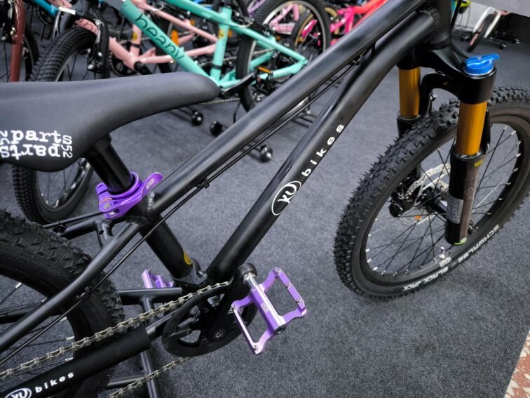 KUbikes 20S MTB Disc Black - laser purple, 8,8kg, lehké dětské kolo